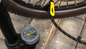 Jakie ciśnienie w oponach rowerowych? Ile barów ustawić, by nie tracić mocy?