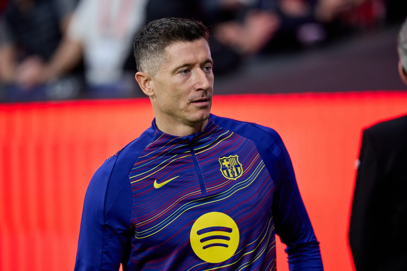Robert Lewandowski Robert Lewandowski w stroju treningowym FC Barcelony z logo sponsora, na tle rozmytego stadionu