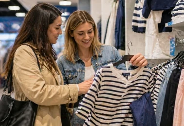 Дві жінки у весняній колекції бутика - пастельні сукні та блузи, натхненні газетою Aldi 29.04