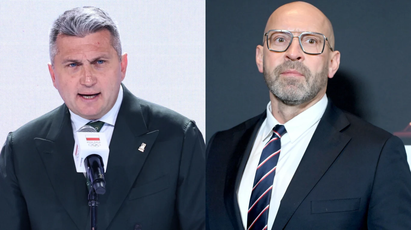 Dwóch mężczyzn w garniturach ujętych na podzielonym ekranie; po lewej mężczyzna z siwymi włosami przemawia do mikrofonu, po prawej mężczyzna z brodą, okularami i łysą głową spogląda prosto w obiektyw, obaj ubrani formalnie.