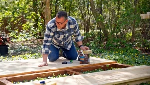 Wiosna to moment, gdy drewno pokazuje, co przeszło przez ostatnie miesiące