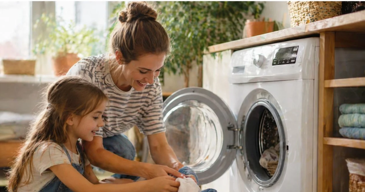 Wiosenne pranie bez przepłacania — środki z Biedronki, Lidla i Aldi