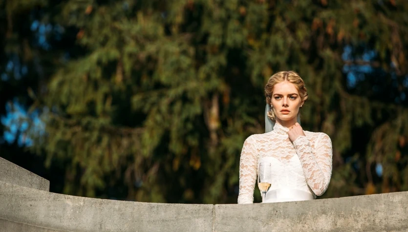 Samara Weaving w filmie "Zabawa w pochowanego"