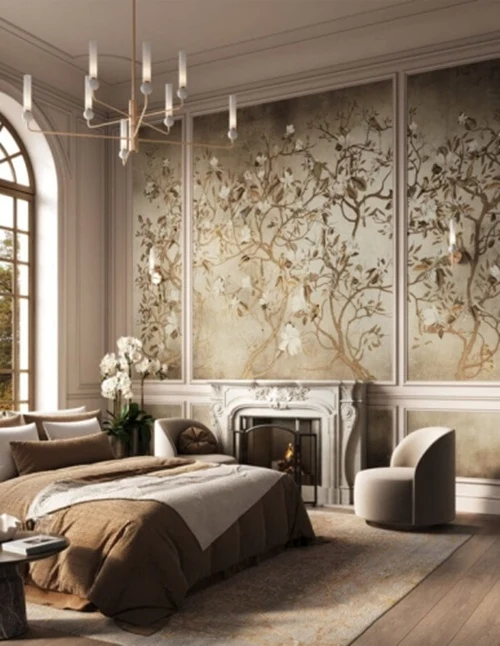 elegancka sypialnia z dużym oknem, ścianą ozdobioną dekoracyjnymi panelami z motywem roślinnym, marmurowym kominkiem, łóżkiem z beżową i brązową pościelą oraz stylowymi fotelami i stolikiem w nowoczesnym stylu