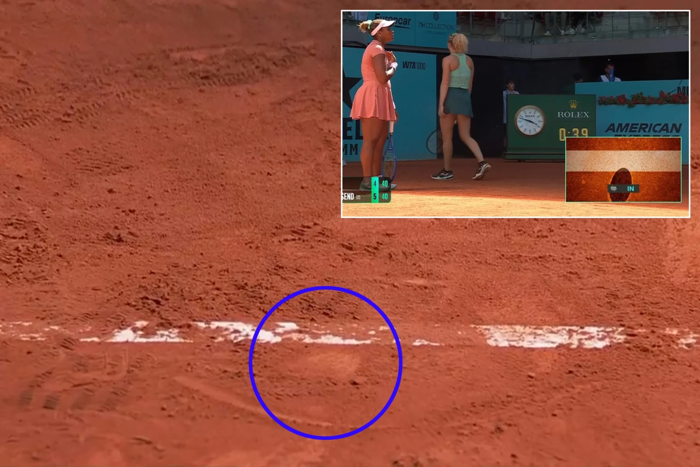 Ślad piłki na linii kortu ziemnego otoczony niebieskim okręgiem, w rogu widoczne powiększenie sytuacji z dwoma tenisistkami oraz fragmentem tablicy wyników.