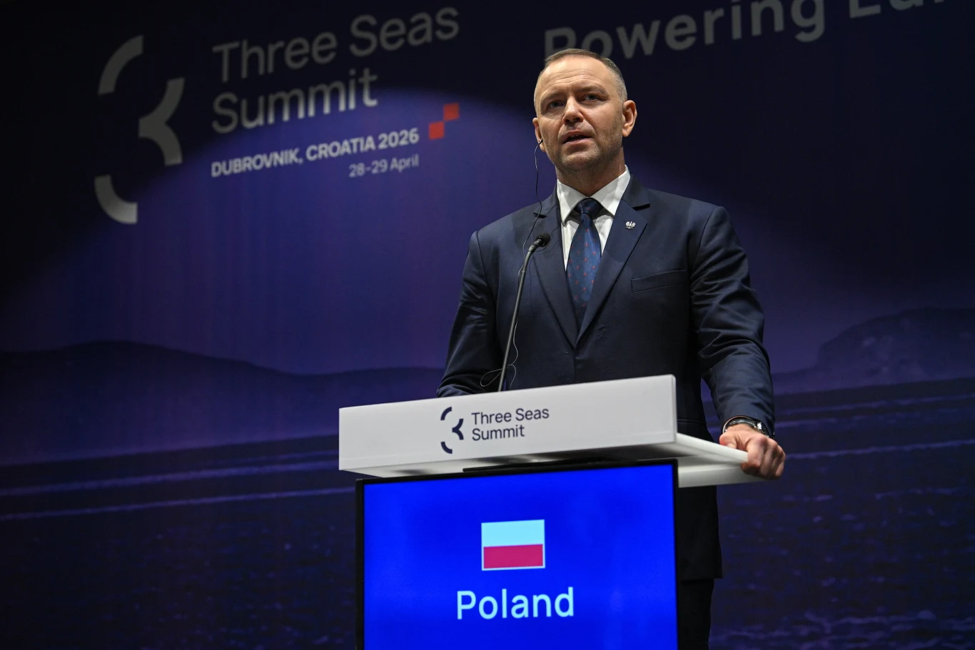 Prezydent Karol Nawrocki Prezydent Karol Nawrocki przemawia przy mównicy z napisem 'Poland' na szczycie Trójmorza w Dubrowniku 2026