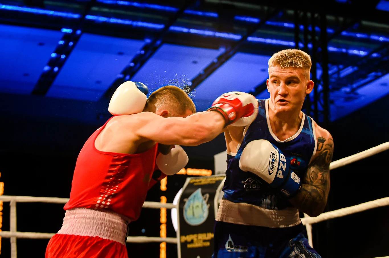 Fabian Urbański (z prawej) nie dał szans dotąd niepokonanemu w 15 walkach w lidze Petro Lakockiemu Fabian Urbański w niebieskim stroju atakuje Petro Lakockiego w czerwonym podczas walki bokserskiej w Polskiej Lidze Boksu.