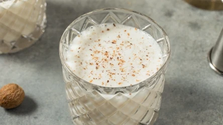 Aromatyczna przyprawa w połączeniu z ciepłym mlekiem ułatwia zasypianie. 