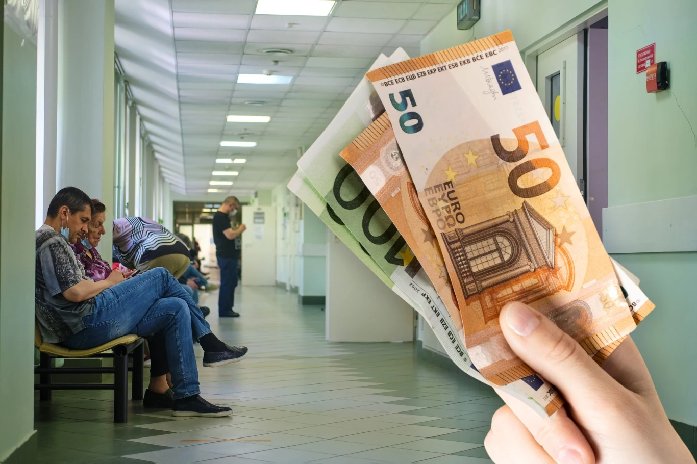 Jak Niemcy próbują zrewolucjonizować system zdrowia? Korytarz szpitalny w Niemczech, osoby na ławce i ręka z banknotami euro na tle zmian w finansowaniu opieki zdrowotnej