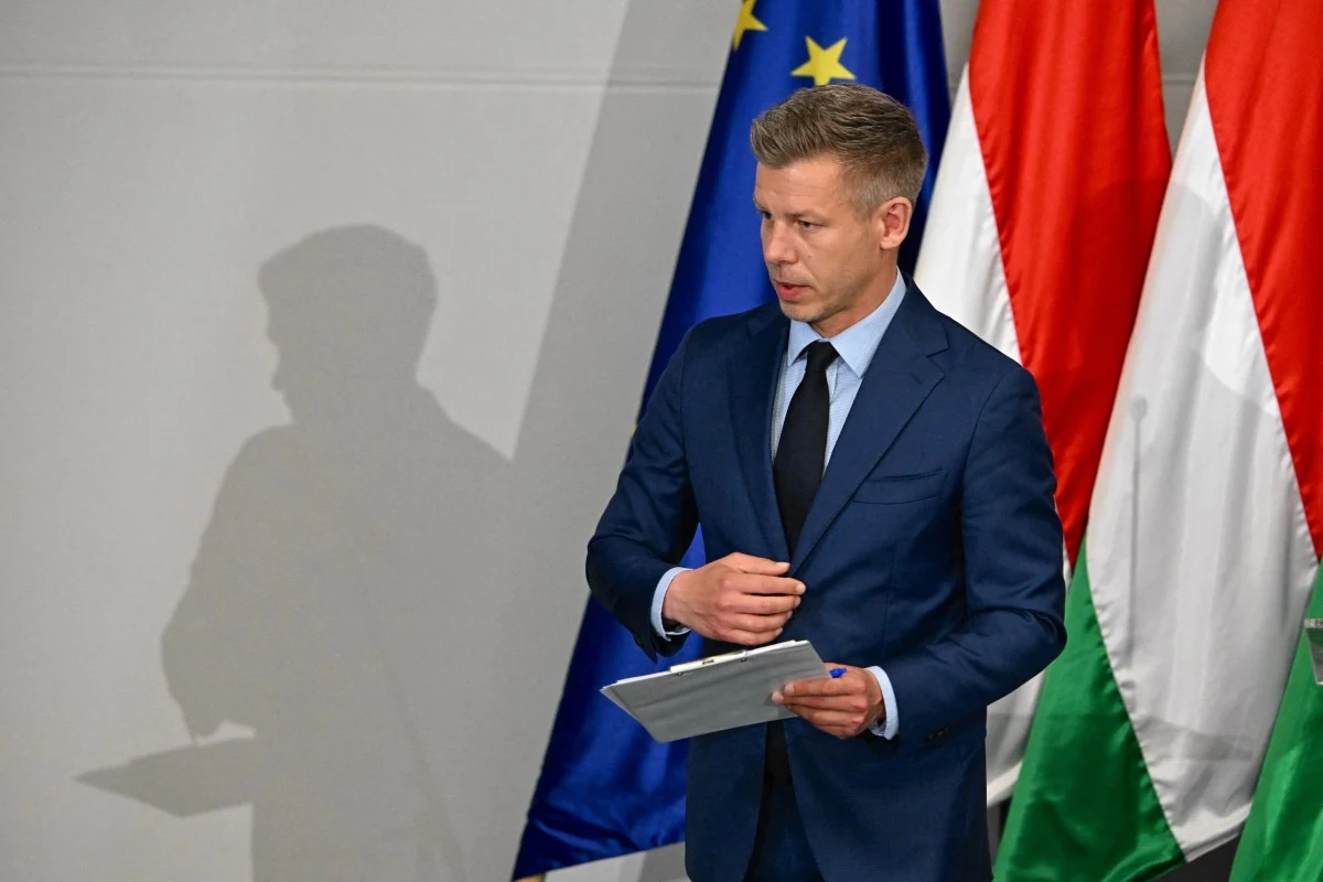Péter Magyar wykonał kilka bardzo istotnych symbolicznych gestów Péter Magyar przygotowujący się do konferencji prasowej