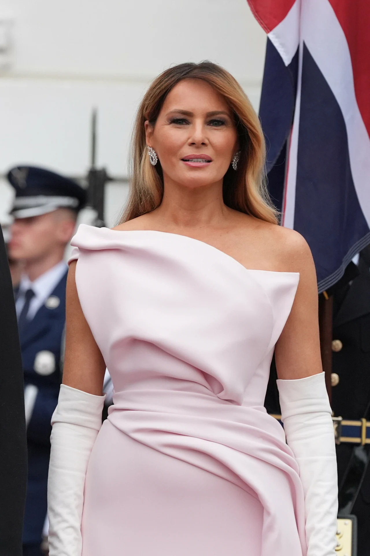 Melania Trump nie bez powodu zdecydowała się na suknię od Diora. Wybór francuskiego domu mody jest jej znakiem rozpoznawczym Melania Trump nie bez powodu zdecydowała się na suknię od Diora. Wybór francuskiego domu mody jest jej znakiem rozpoznawczym