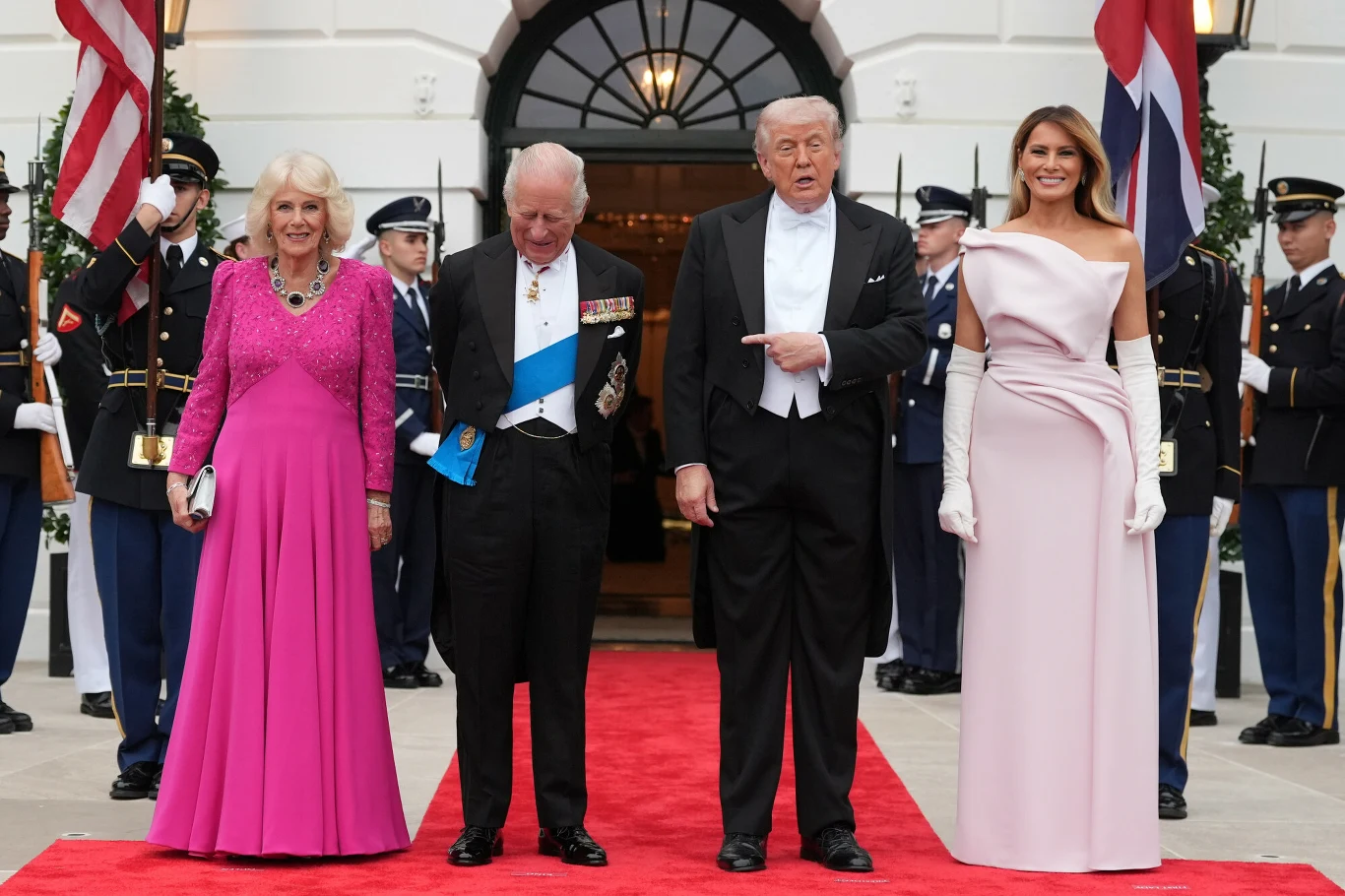 Zarówno Melania jak Camilla wybrały na bankiet kreacje w odcieniach różu, co zostało odebrane jako gest harmonii i jedności Zarówno Melania jak Camilla wybrały na bankiet kreacje w odcieniach różu, co zostało odebrane jako gest harmonii i jedności