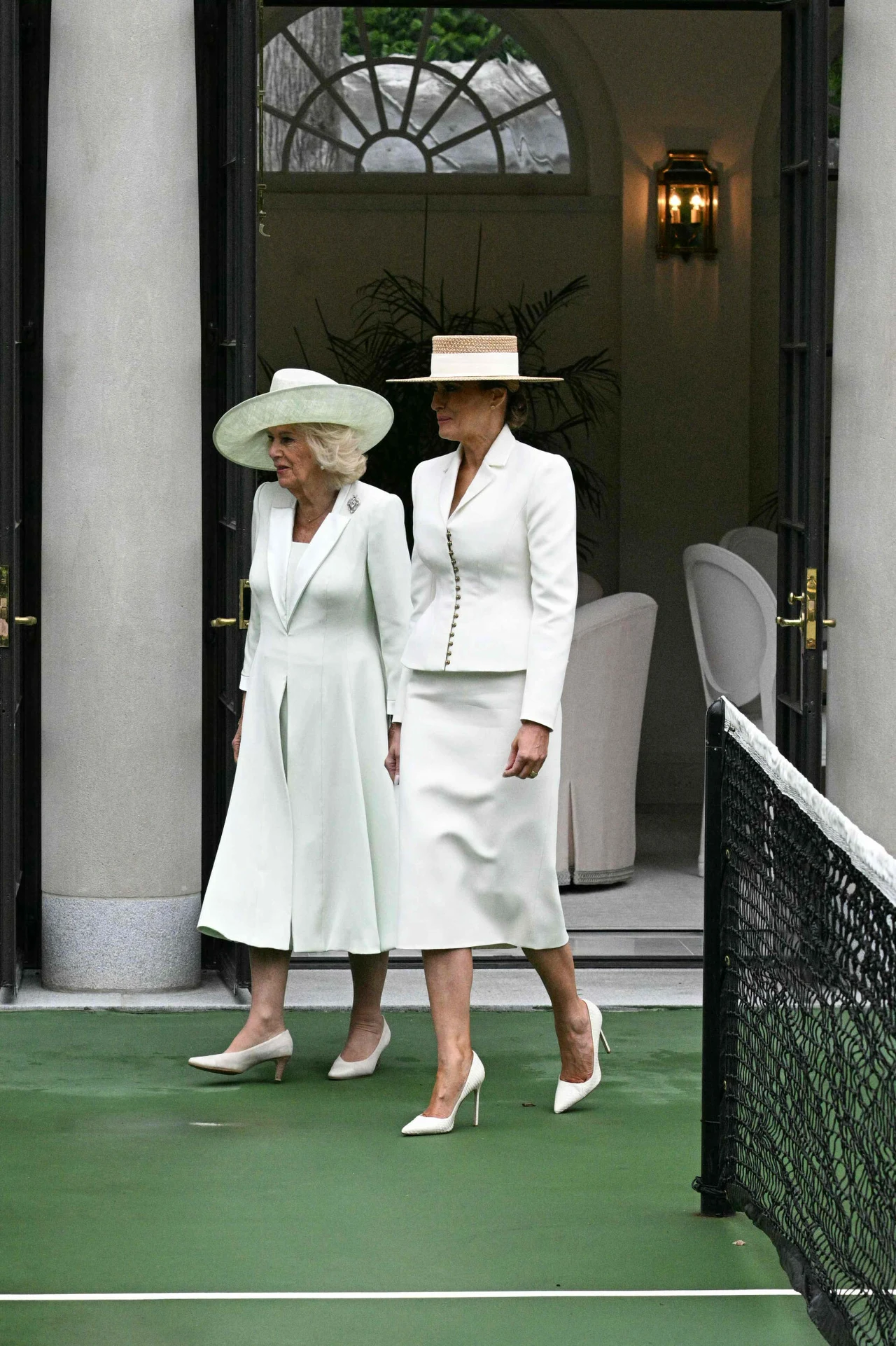 Królowa Camilla i Melania Trump podczas spotkania w pawilonie tenisowym Białego Domu w Waszyngtonie Królowa Camilla i Melania Trump podczas spotkania w pawilonie tenisowym Białego Domu w Waszyngtonie