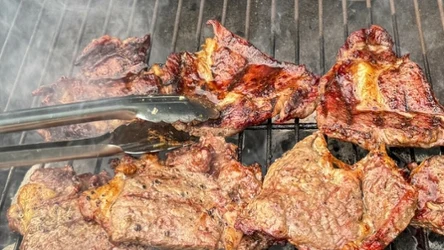 Karkówka z grilla w marynacie z soku pomarańczowego smakuje wyśmienicie