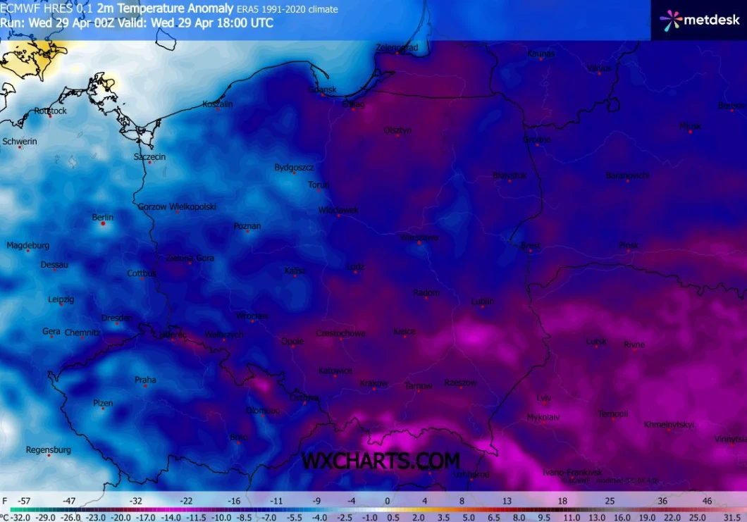 Mapa Polski przedstawiająca anomalię temperatury powietrza na wysokości 2 metrów, z wyraźnym podziałem na chłodniejsze zachodnie i północne regiony oznaczone odcieniami niebieskiego oraz znacznie cieplejsze południowo-wschodnie i południowe obszary w i...