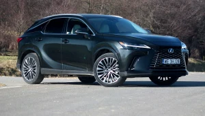 Rozładowałem baterię Lexusa RX 450h+ i pojechałem dalej. Spalanie zaskoczyło