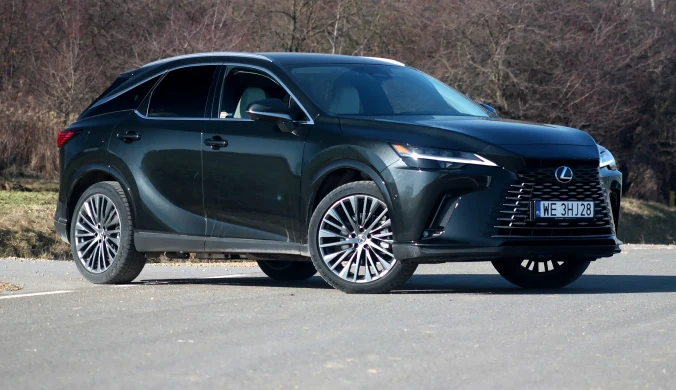 Lexus RX 450+ to nazwa wersji z napędem hybrydowym plug-in