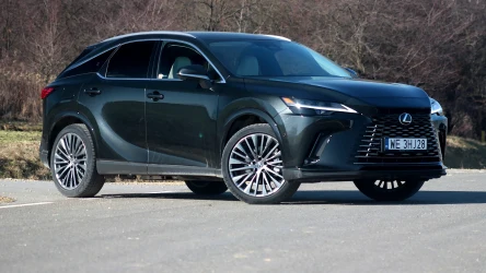 Lexus RX 450+ to nazwa wersji z napędem hybrydowym plug-in