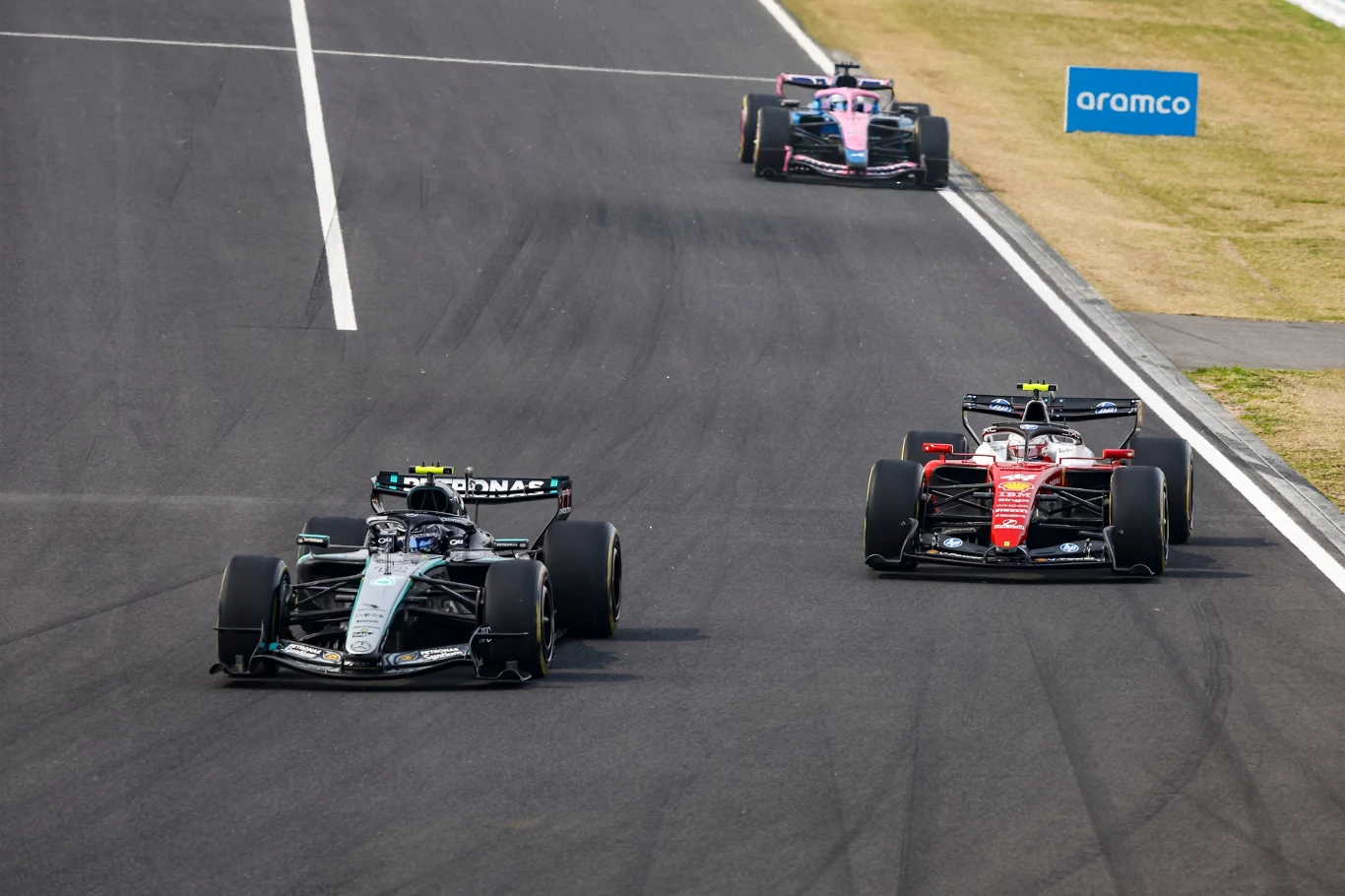 Andrea Kimi Antonelli (Mercedes) i Lewis Hamilton (Ferrari) podczas wyścigu F1 Andrea Kimi Antonelli w Mercedesie i Lewis Hamilton w Ferrari podczas wyścigu F1, trzy bolidy na prostej toru