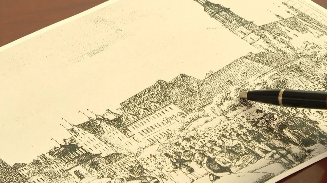 szczegółowy rysunek przedstawiający zabytkowe budynki miejskie oraz tłum ludzi na rynku, na pierwszym planie czarna końcówka pióra wskazująca fragment ilustracji