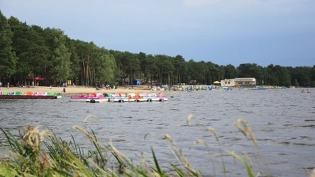 Zalew Sielpia w Sielpi Wielkiej jest znany jako Świętokrzyska Ibiza. Sprawdź, dlaczego warto tam jechać. 