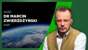 Portret mężczyzny w okularach z krótkimi włosami, ubrany w białą koszulę i beżową kamizelkę, na tle grafiki z widokiem na Ziemię z kosmosu oraz czarno-zielonym paskiem z napisem: gość dr Marcin Zwierżdżyński AGH.