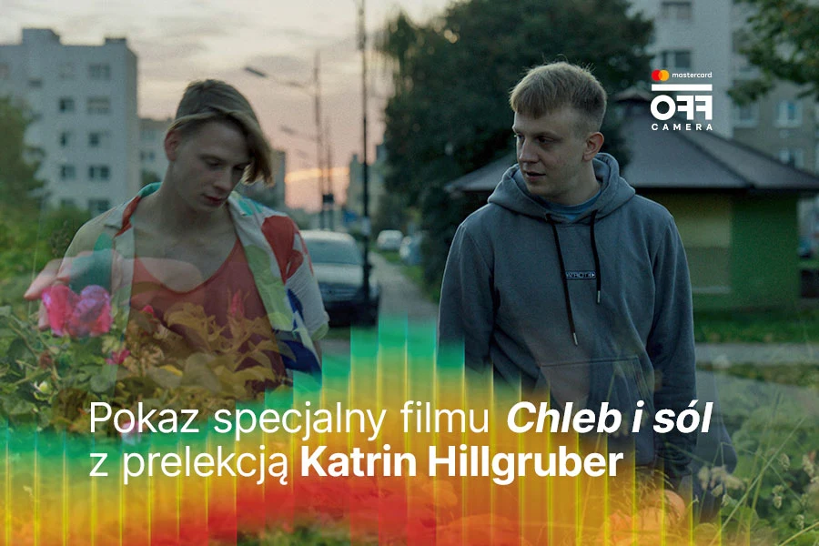 Kadr z filmu "Chleb i sól" Kadr z filmu "Chleb i sól": dwie osoby idą przez osiedle, w tle bloki i auta, napis o pokazie, logo OFF Camera.