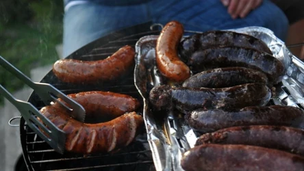 Jak przygotować kaszankę z grilla. Ten trik zrobi furorę wśród gości,