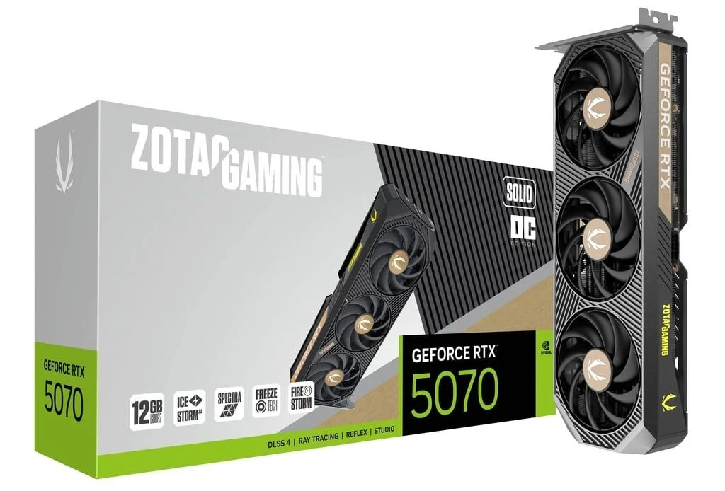 Zotac Gaming z serii RTX 50 zmienia reguły gry karta graficzna Zotac Gaming GeForce RTX 5070 z trzema dużymi wentylatorami chłodzącymi, ustawiona pionowo obok oryginalnego opakowania z wyraźnym oznaczeniem modelu oraz kluczowymi funkcjami, takimi jak 12 GB pamięci, DLSS 4 i ray tracing