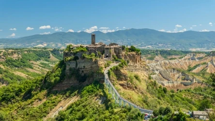 Civita di Bagnoregio to jedno z najbardziej spektakularnych miasteczek we Włoszech