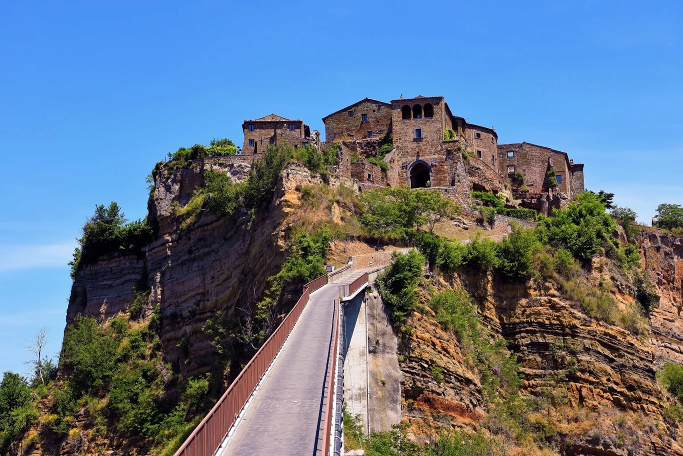 Civita di Bagnoregio to miejsce, które można odwiedzić wyłącznie pieszo. 