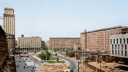 Plac Powstańców Warszawy w 1959 roku (po lewej widoczna siedziba Doświadczalnego Ośrodka Telewizyjnego)
