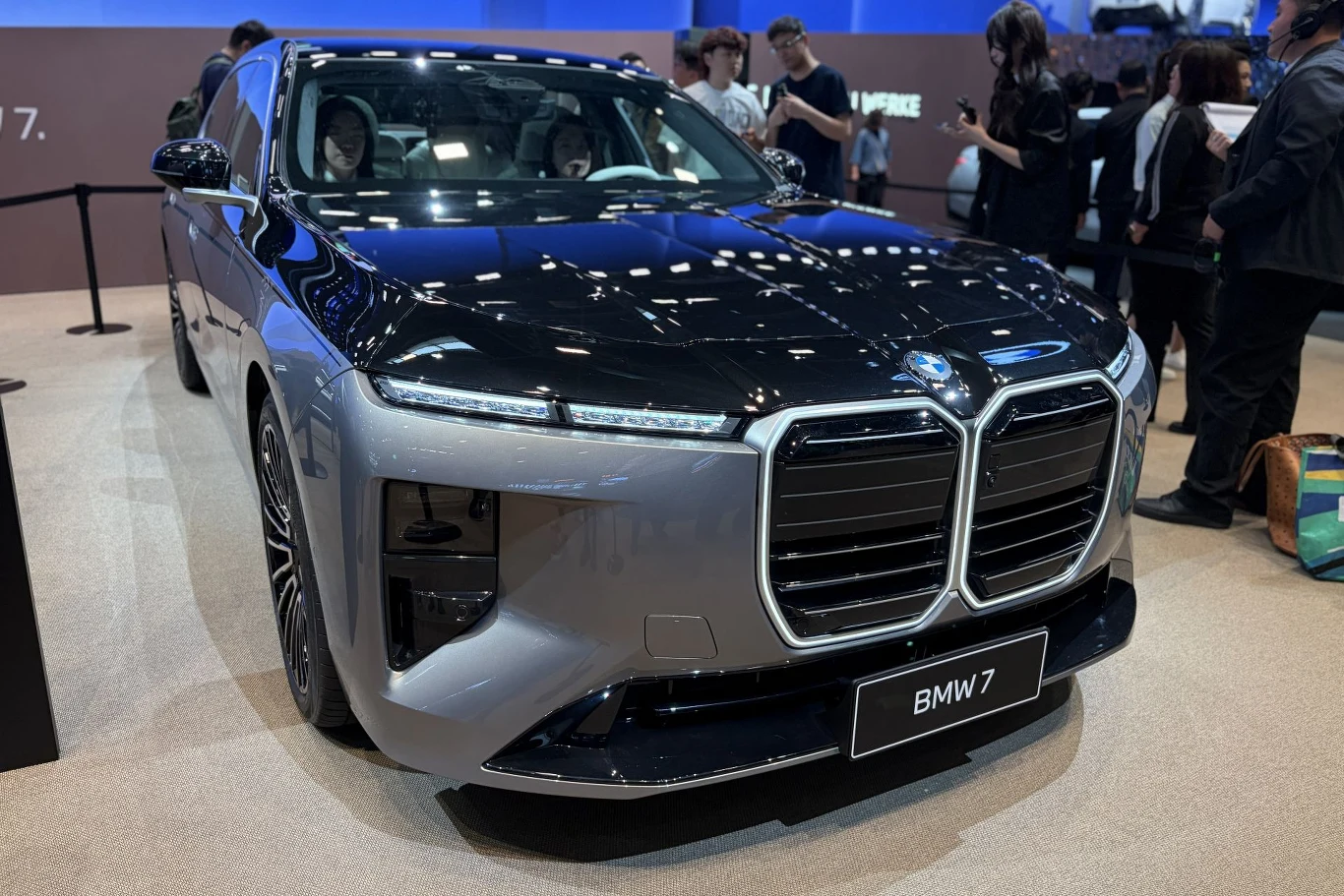 BMW zapewniało, że ostatni lifting seri 7 to największa w historii modelu modernizacja samochodu. BMW zapewniało, że ostatni lifting seri 7 to największa w historii modelu modernizacja samochodu.