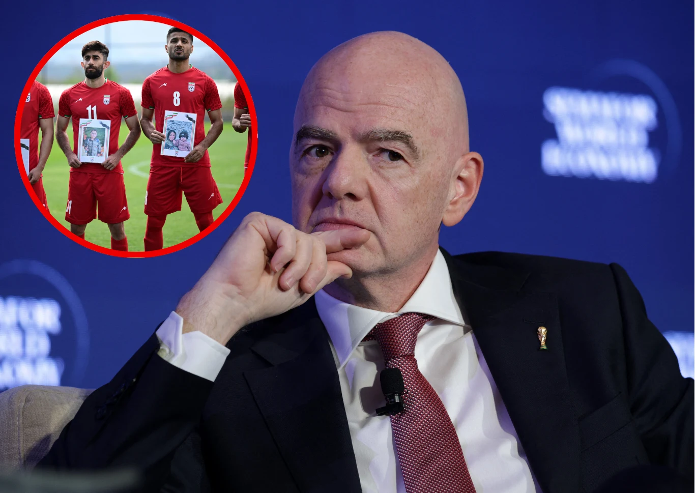 Sytuacja Iranu stwarza dla FIFA ogromny problem tuż przed startem MŚ Łysy mężczyzna w garniturze siedzi przy niebieskiej ścianie; obok trzech piłkarzy Iranu z plakatami.