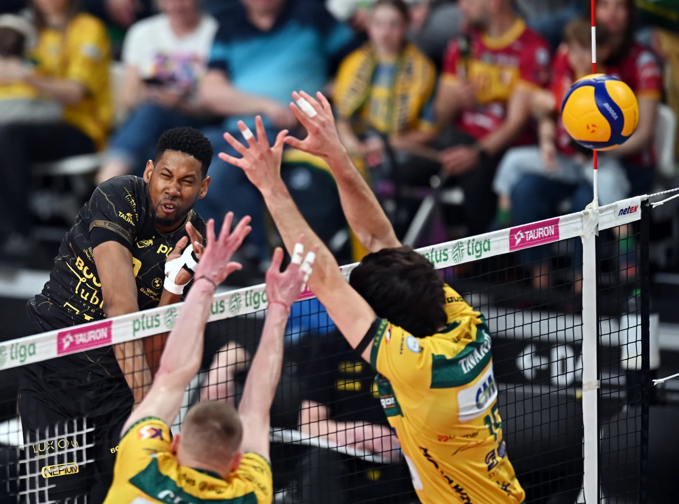 Wilfredo Leon podczas ataku w finale PlusLigi z Aluronem CMC Wartą Zawiercie Wilfredo Leon atakuje piłkę nad siatką w meczu finału PlusLigi z Wartą Zawiercie, dwóch rywali blokuje