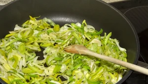 Por jest wspaniałym zamiennikiem cebuli, zwłaszcza gdy szukasz łagodniejszego smak.