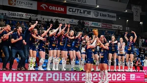 Bruna Honorio i Aleksandra Wenerska wznoszą puchar za mistrzostwo Polski