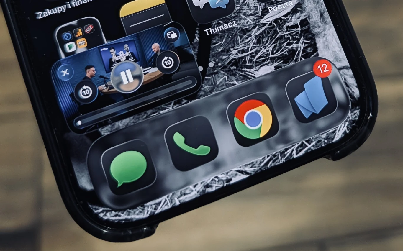 Funkcja z YouTube Premium dostępna za darmo. Obraz w obrazie dla wszystkich. Dolna część ekranu smartfona z ikonami aplikacji i małym oknem rozmowy w trybie picture-in-picture z YouTube.