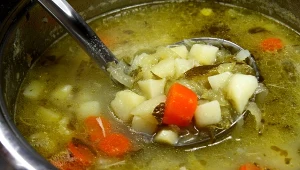 Obok rosołu i pomidorowej, to jedna z ulubionych zup Polaków. Jest bardzo zdrowa.