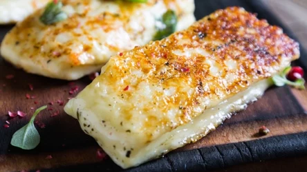 Grillowany ser halloumi w miodowej glazurze to idealna przekąska na weekend