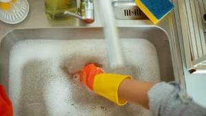 Wsyp do odpływu i zalej wrzątkiem. Po brzydkim zapachu nie będzie śladu