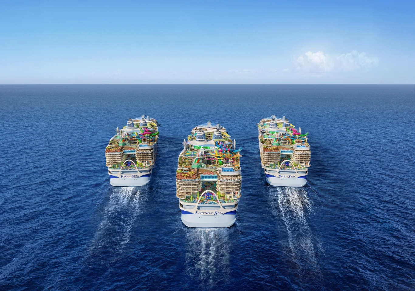 Statki klasy Icon należą do największych wycieczkowców świata. Trzy ogromne nowoczesne statki klasy Icon od Royal Caribbean płyną równolegle po morzu pod błękitnym niebem.