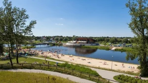 Mniej zatłoczone niż Pomorze, a atrakcji nie brakuje. Idealne na urlop