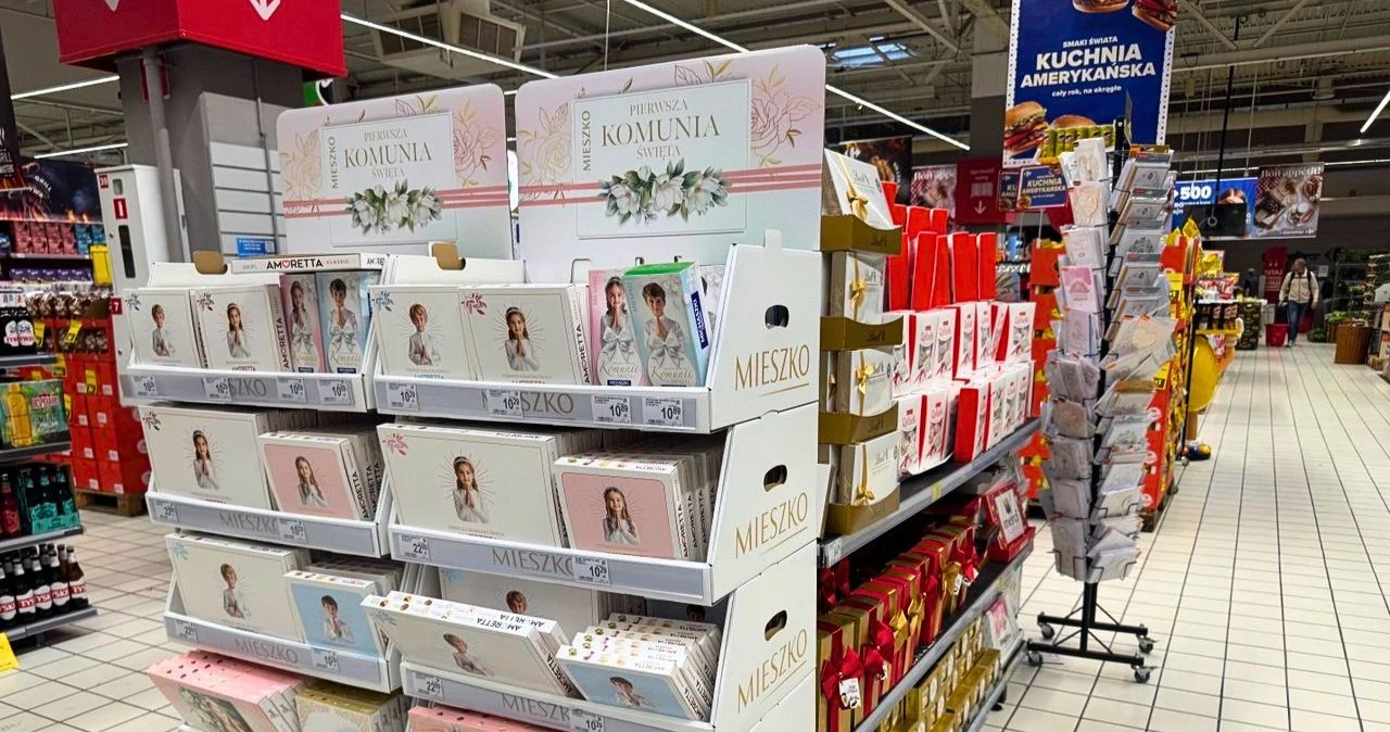 Prezent na komunię 2026 – Carrefour przecenia słodycze i pamiątki. Te hity kupują najczęściej Ekspozycja pudełek komunijnych i słodyczy Mieszko na regałach Carrefour z widocznymi kategoriami produktów.