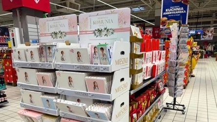 Prezent na komunię 2026 – Carrefour przecenia słodycze i pamiątki. Te hity kupują najczęściej