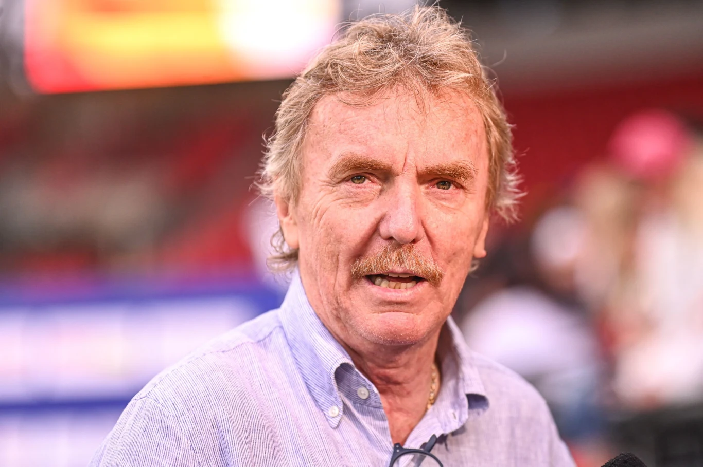 Zbigniew Boniek Zbigniew Boniek w jasnoniebieskiej koszuli na tle nieostrego stadionu, patrzy w stronę obiektywu.