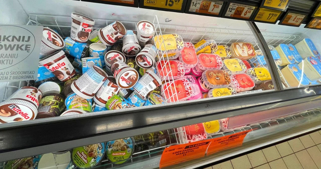 Tylko do jutra lody gratis w Biedronce. Klienci ruszyli przed majówką Zamrażarka w Biedronce z widocznymi lodami Nutella oraz innymi lodami w kolorowych opakowaniach smakowych.