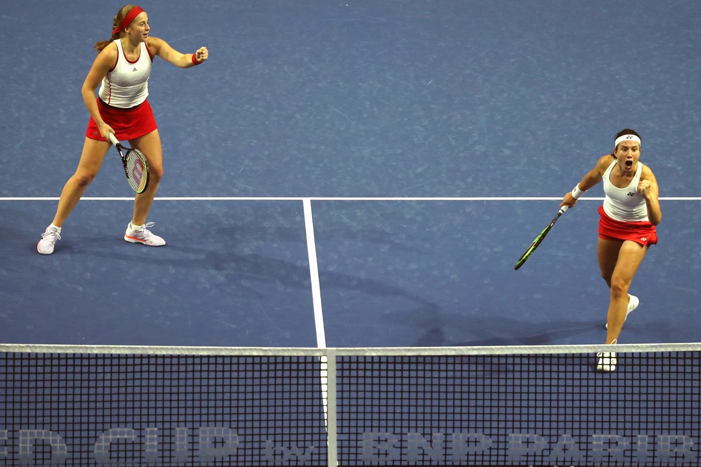 Jelena Ostapenko (z lewej) i Anastasija Sevastova wspólnie na korcie Jelena Ostapenko (z lewej) i Anastasija Sevastova wspólnie na korcie