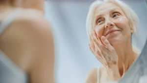 Podczas menopauzy skóra potrafi zaskoczyć – suchością, nadwrażliwością i utratą sprężystości