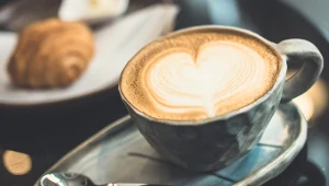 Co zamiast mleka do kawy? Nowy trend bardzo zaskakuje